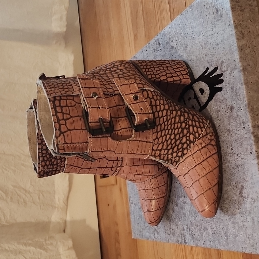 FREEBIRD JOEY PINK CROCO SIZE 6